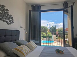 Double Room | 1 bedroom, in-room safe, blackout drapes