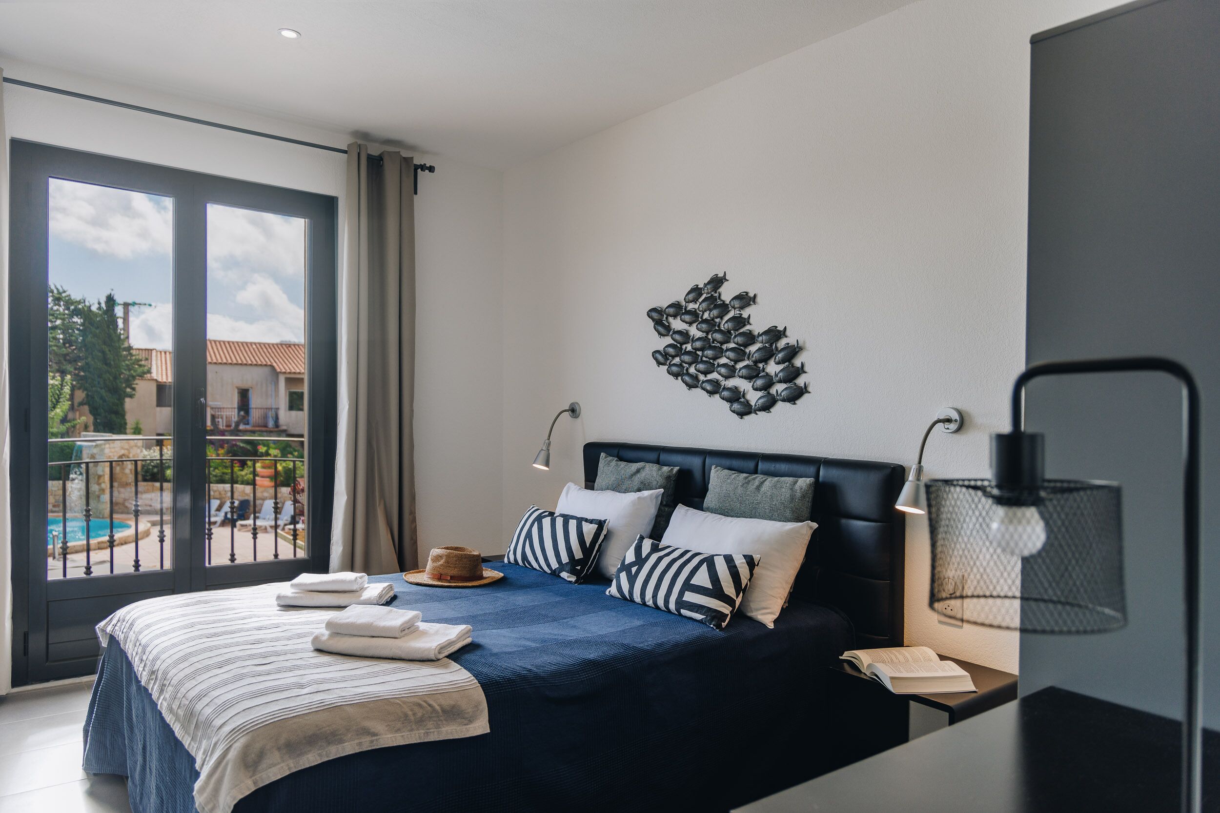 Double Room | 1 bedroom, in-room safe, blackout curtains