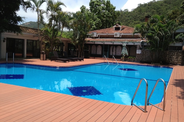 Piscina a l'aire lliure de temporada (horari: 09:00-21:00) i para-sols