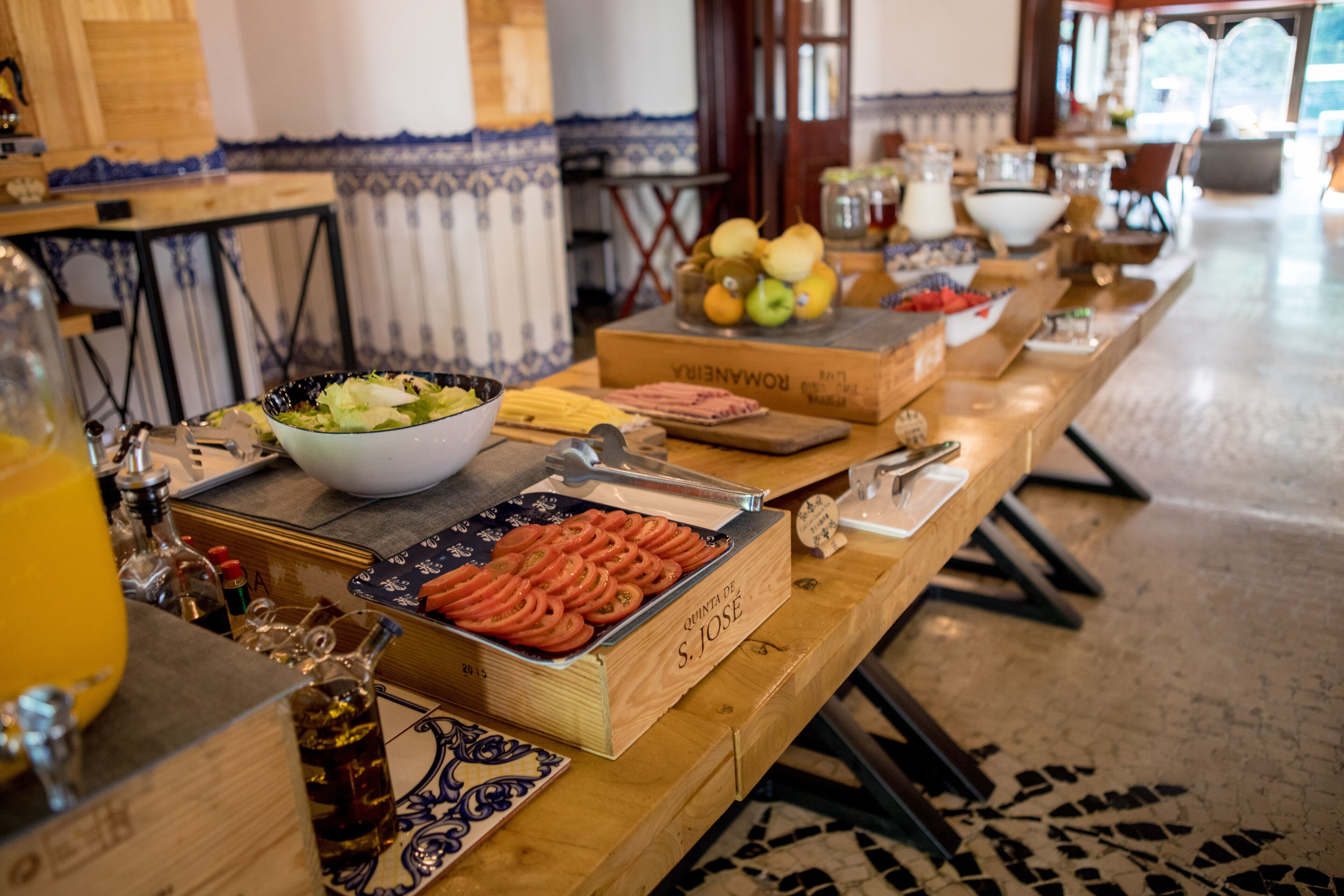 Une table de buffet proposant divers plats et accompagnements.