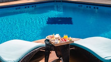 Piscine extérieure (ouverte en saison), parasols de plage