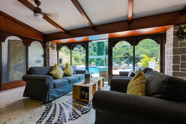 Menyajikan masakan Portugis