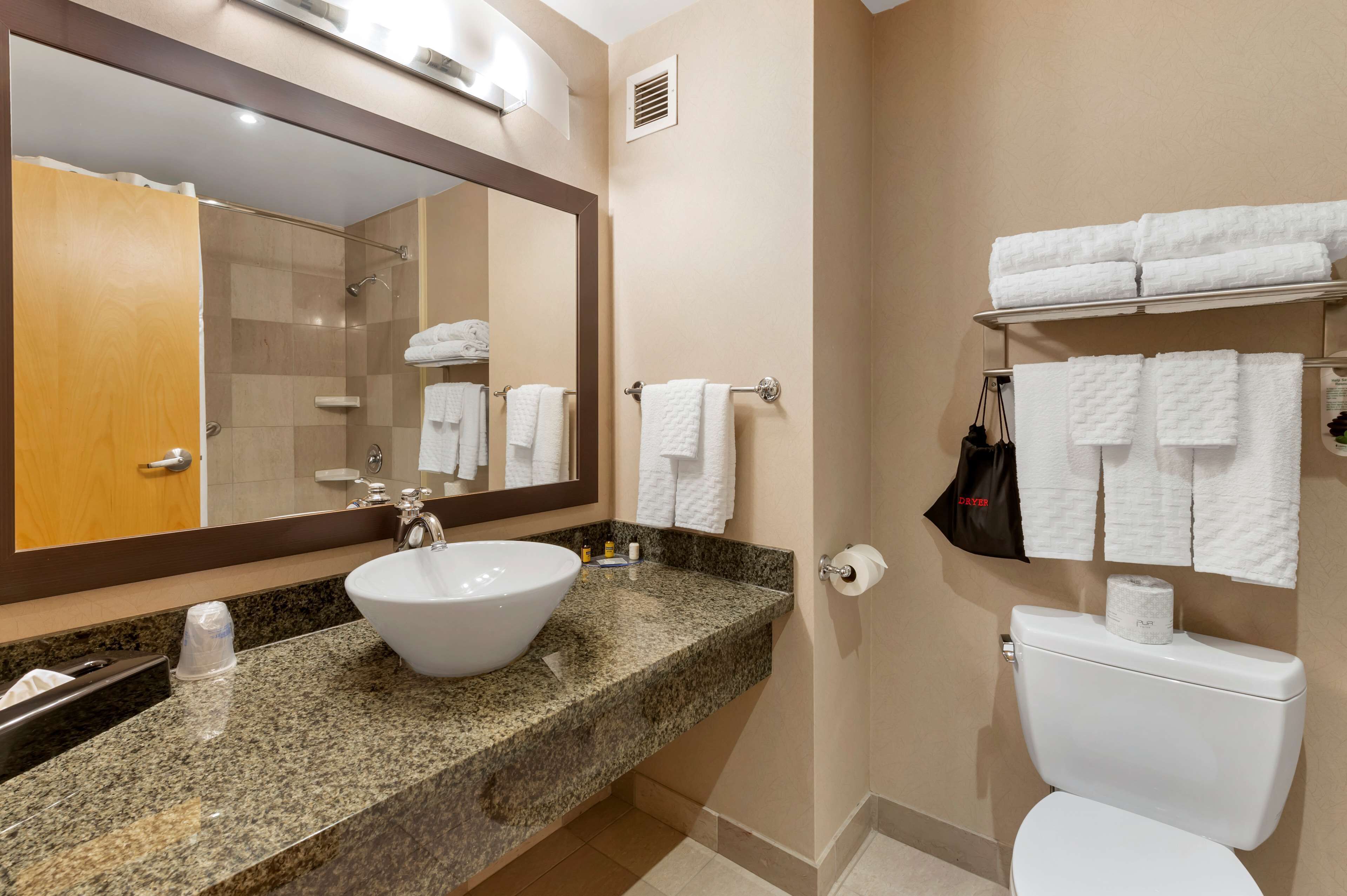 jetted bath, free toiletries, hair dryer, towels