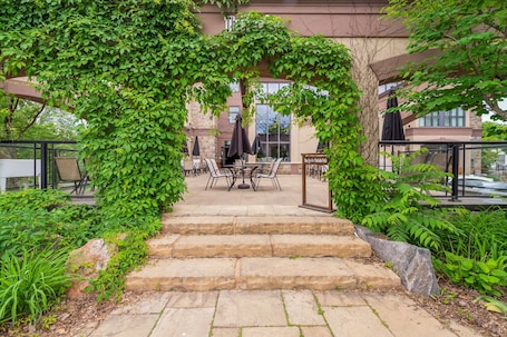 Breakfast, lunch and dinner served