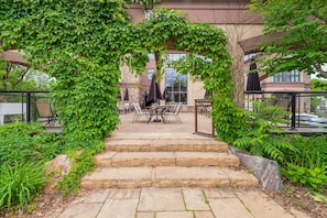 供應早餐、午餐及晚餐