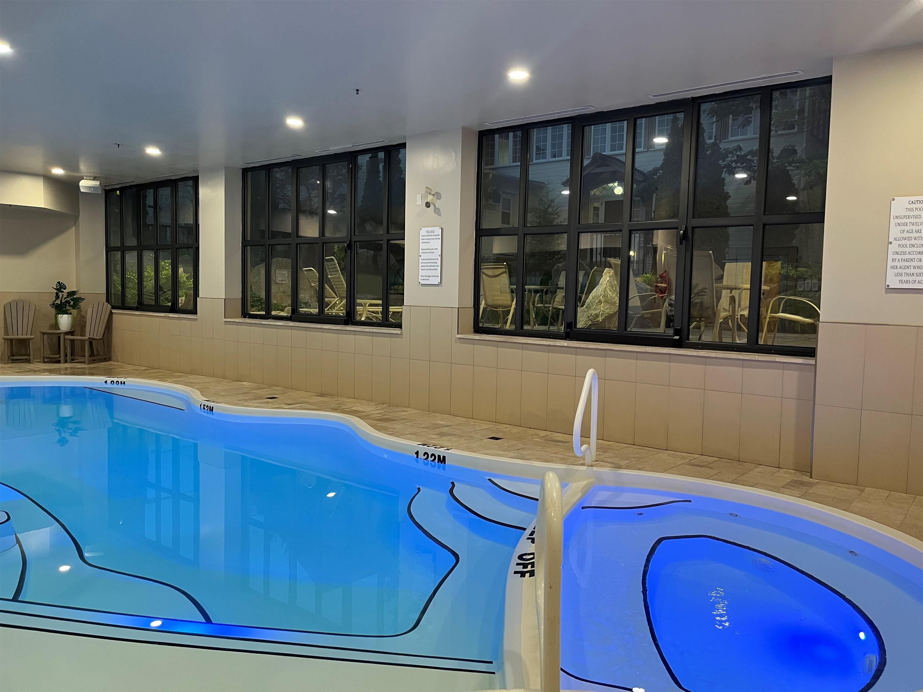 실내 수영장, 08:00 ~ 22:00 오픈, 일광욕 의자