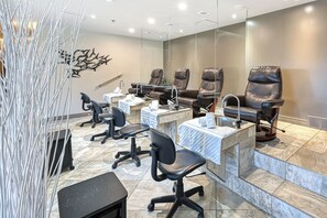 Couples treatment rooms, body treatments, aromatherapy