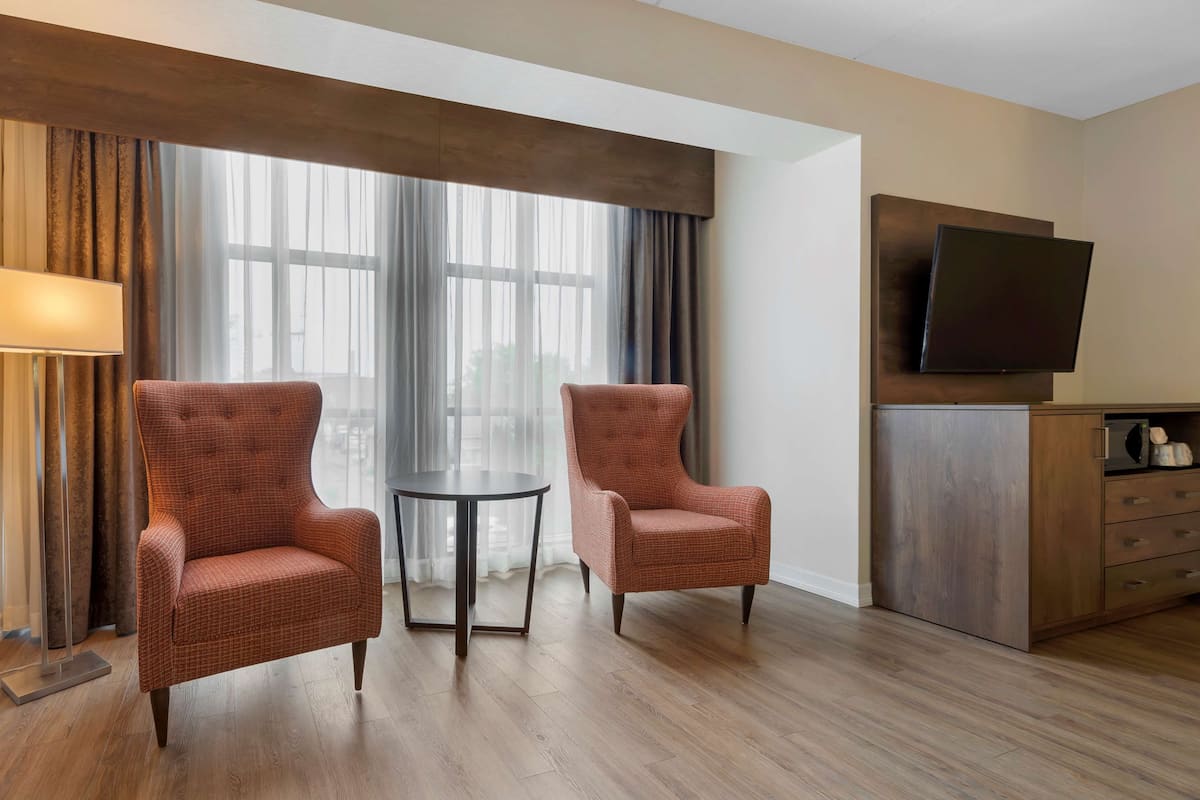 Egyptian cotton sheets, premium bedding, pillowtop beds, desk