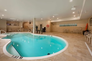 Piscina coberta (horari: 08:00-22:00) i gandules