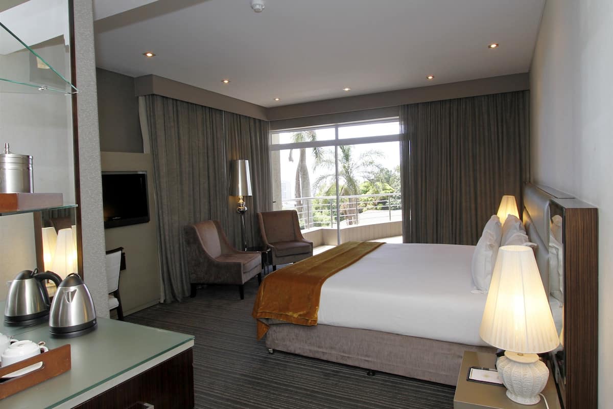 1 bedroom, premium bedding, minibar, in-room safe