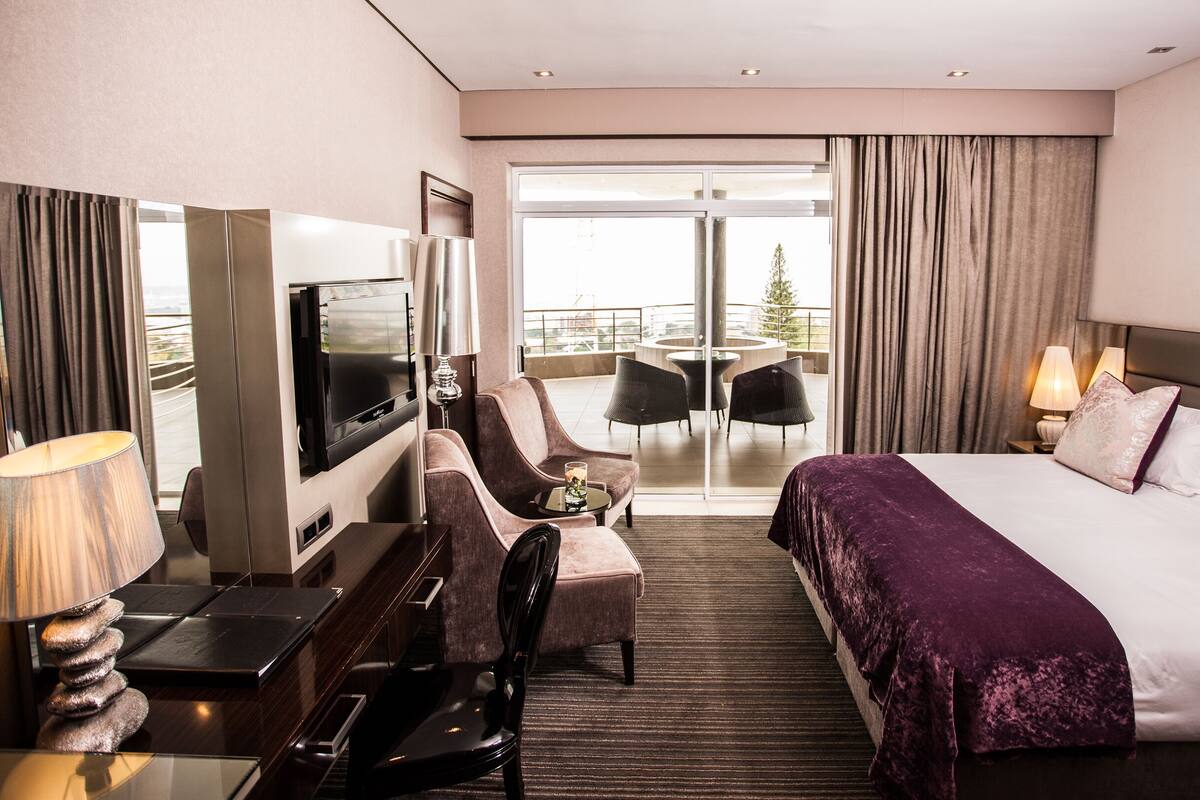 1 bedroom, premium bedding, minibar, in-room safe