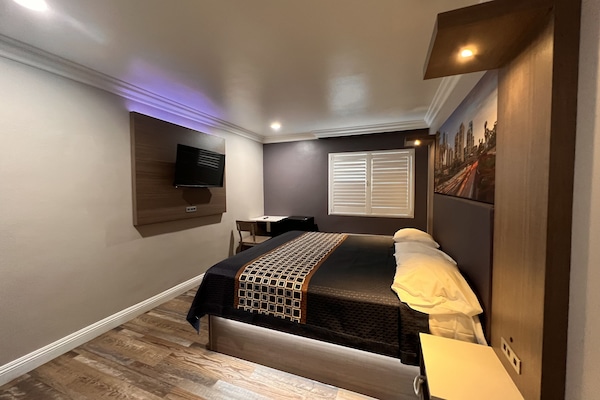 Standard Room, 1 King Bed | Desk, WiFi (free)