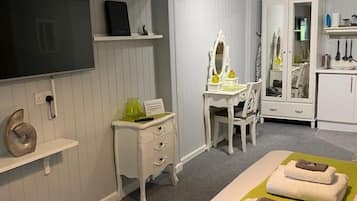 Superior Studio | Desk, iron/ironing board, free cots/infant beds, travel cot