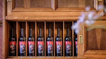 Ein Holzkabinett mit mehreren Flaschen Malbec-Wein.