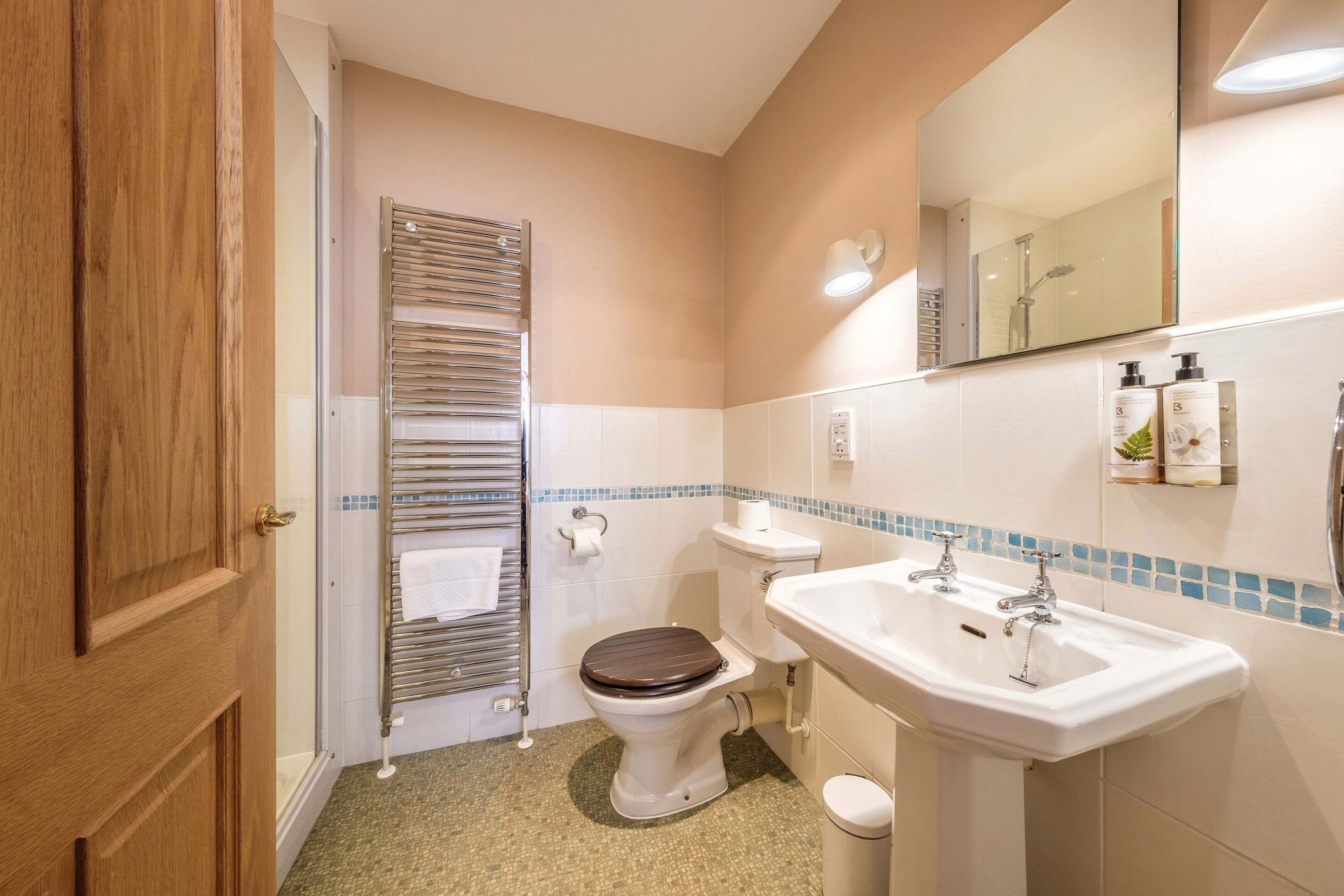 Un baño con inodoro, lavabo y ducha.