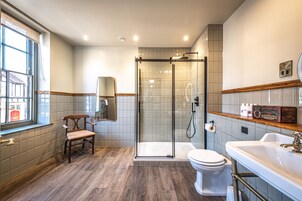 Habitación Deluxe doble, baño privado | Baño | Ducha, secador de pelo y toallas
