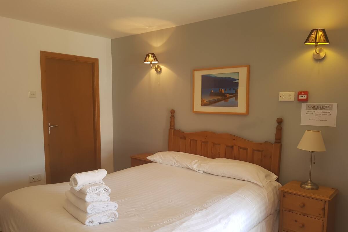 Standard Double Room | Desk, iron/ironing board, WiFi (free), individually decorated
