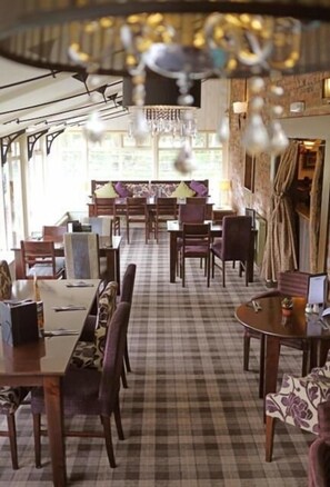 Lunch and dinner served - Gardeners Country Inn (Hull)