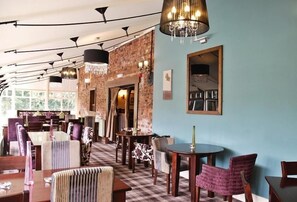 Déjeuner et dîner servis sur place, spécialités Cuisine anglaise