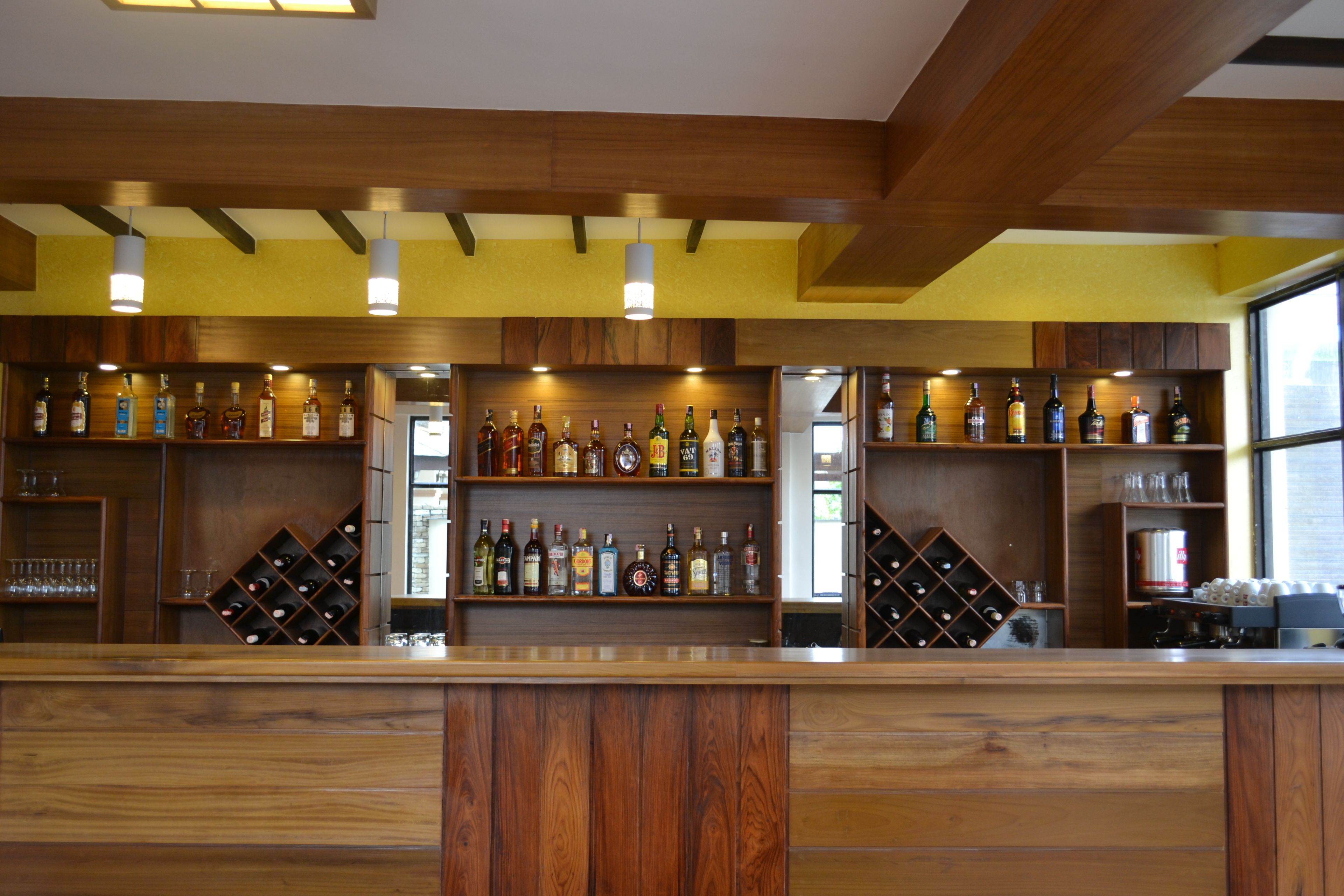 2 bars/lounges, poolside bar