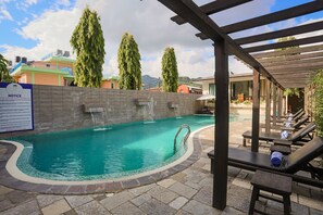 Indoor pool, outdoor pool, sun loungers - Atithi Resort & Spa (Pokhara)