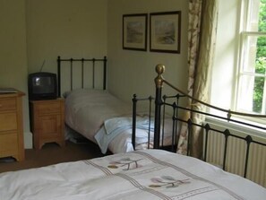 Iron/ironing board, free WiFi, bed sheets