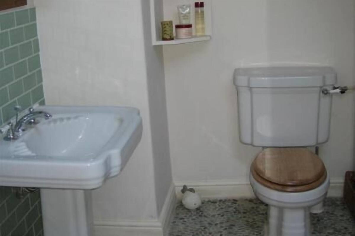 The Drawing Room | Bathroom | Separate tub and shower, free toiletries, hair dryer, bathrobes