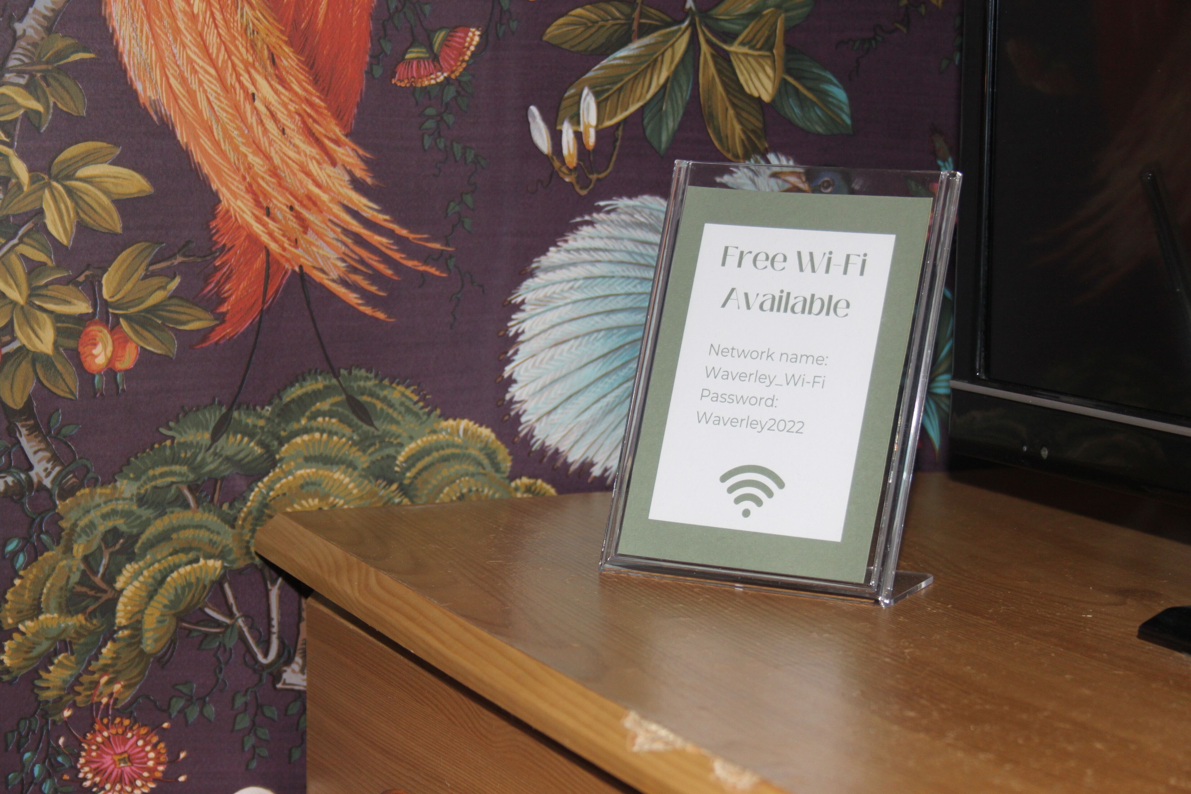 Un panneau indique que le Wi-Fi est disponible gratuitement. Le nom du réseau est Waverley_WiFi et le mot de passe est Waverley2022.