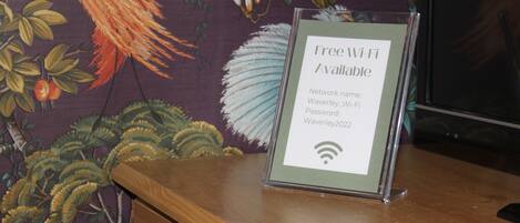 Un panneau indique que le Wi-Fi est disponible gratuitement. Le nom du réseau est Waverley_WiFi et le mot de passe est Waverley2022.