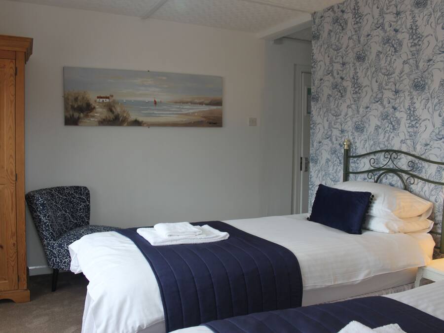 Twin Room, Ensuite | Free WiFi, bed sheets