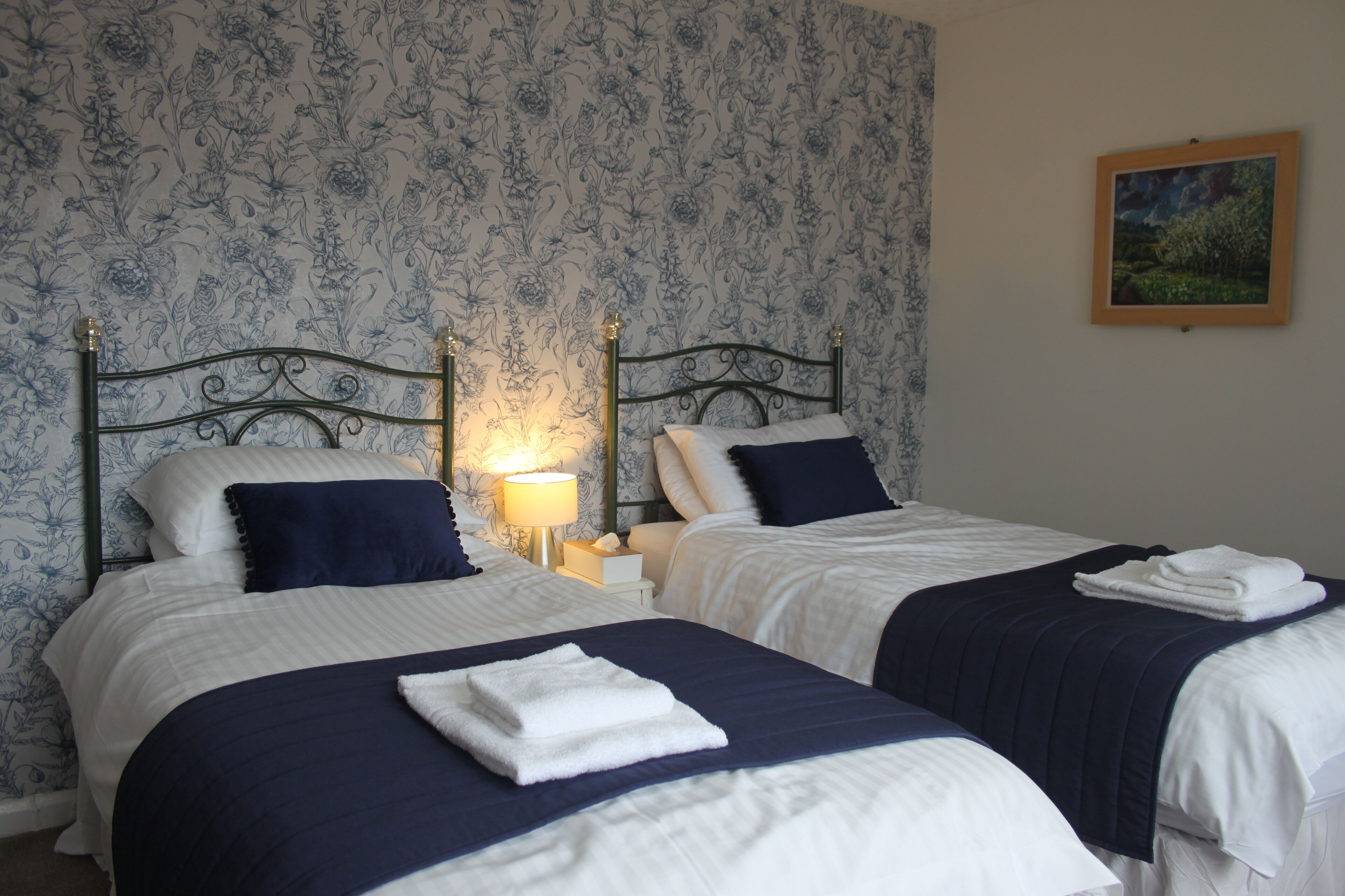 واي فاي مجانًا وملاءات أسرّة