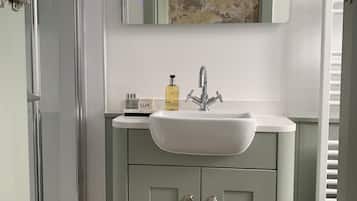 Twin Room, Ensuite (Room 16) | Bathroom | Shower, towels