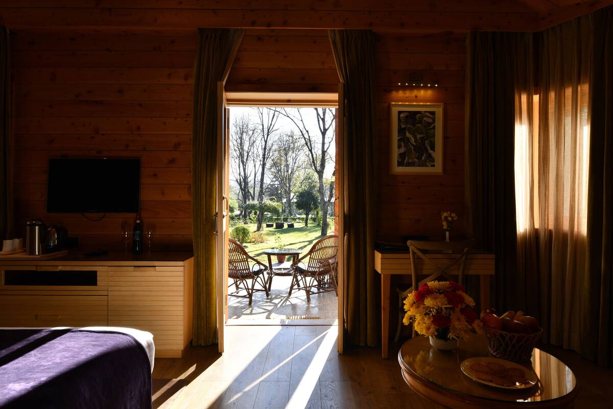 elite room | premium bedding, minibar, in-room safe, laptop workspace