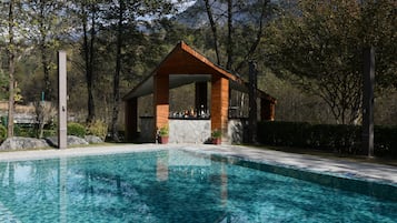 Una piscina al aire libre