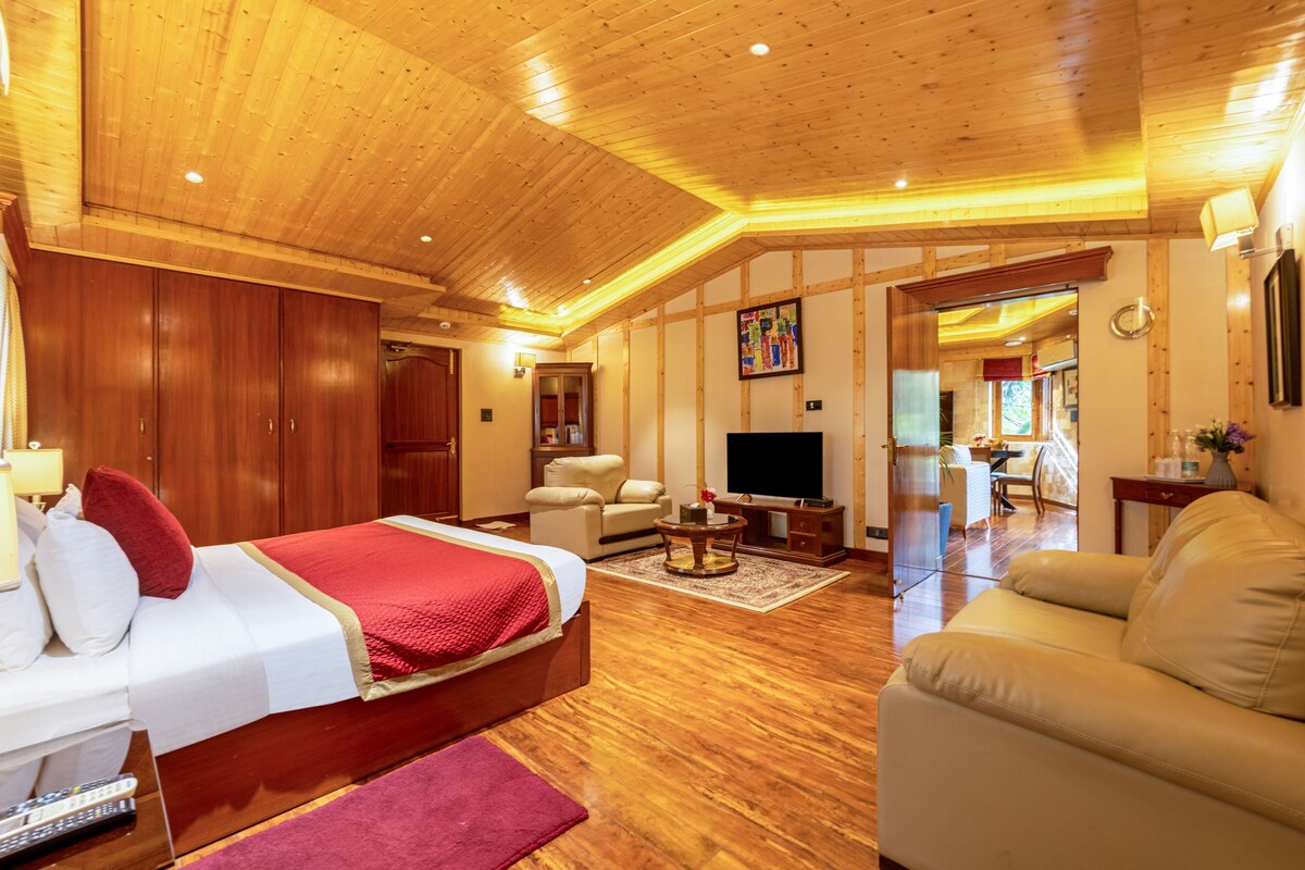 Span Suite | Premium bedding, minibar, in-room safe, laptop workspace