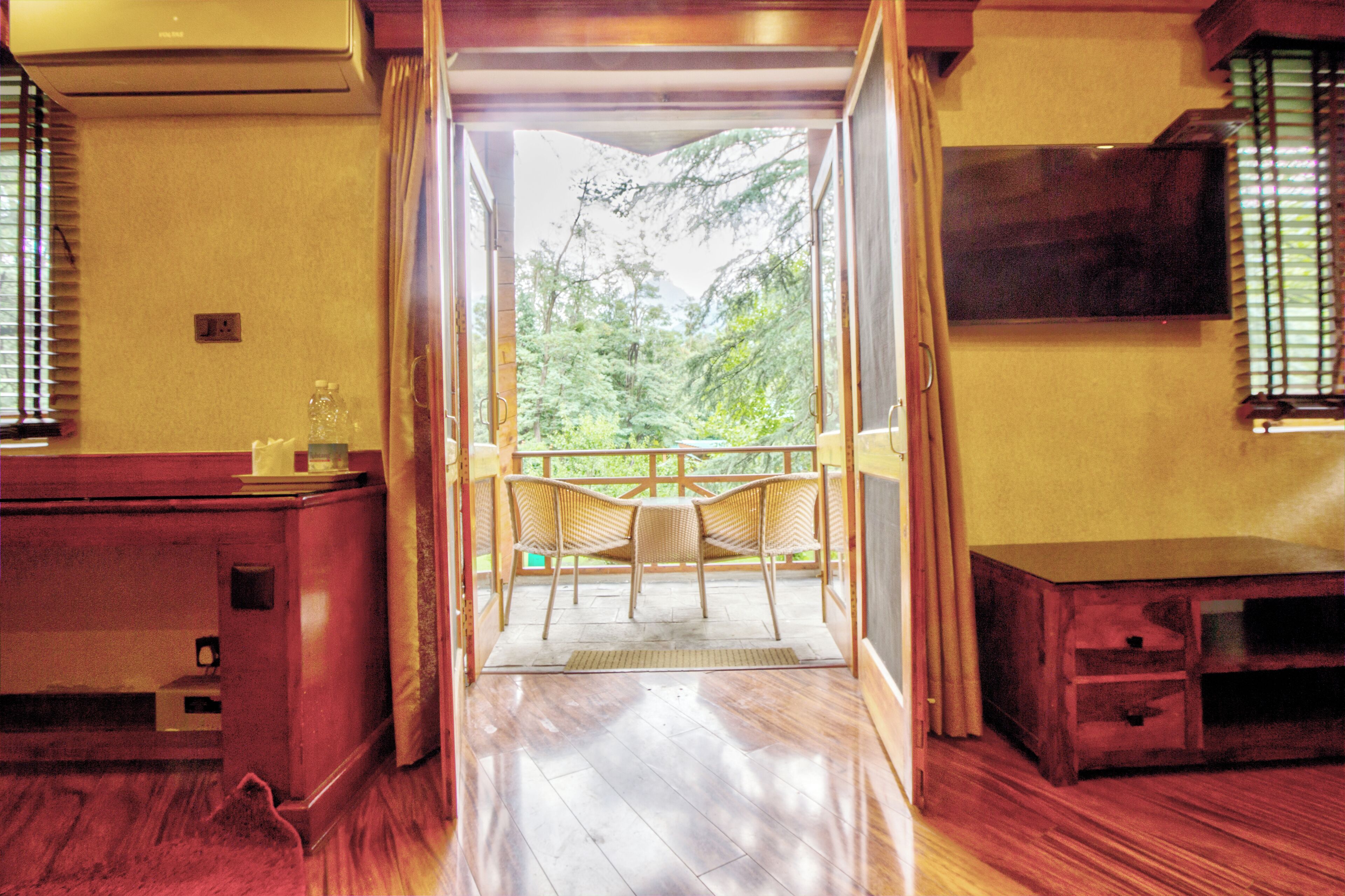 span suite | premium bedding, minibar, in-room safe, laptop workspace