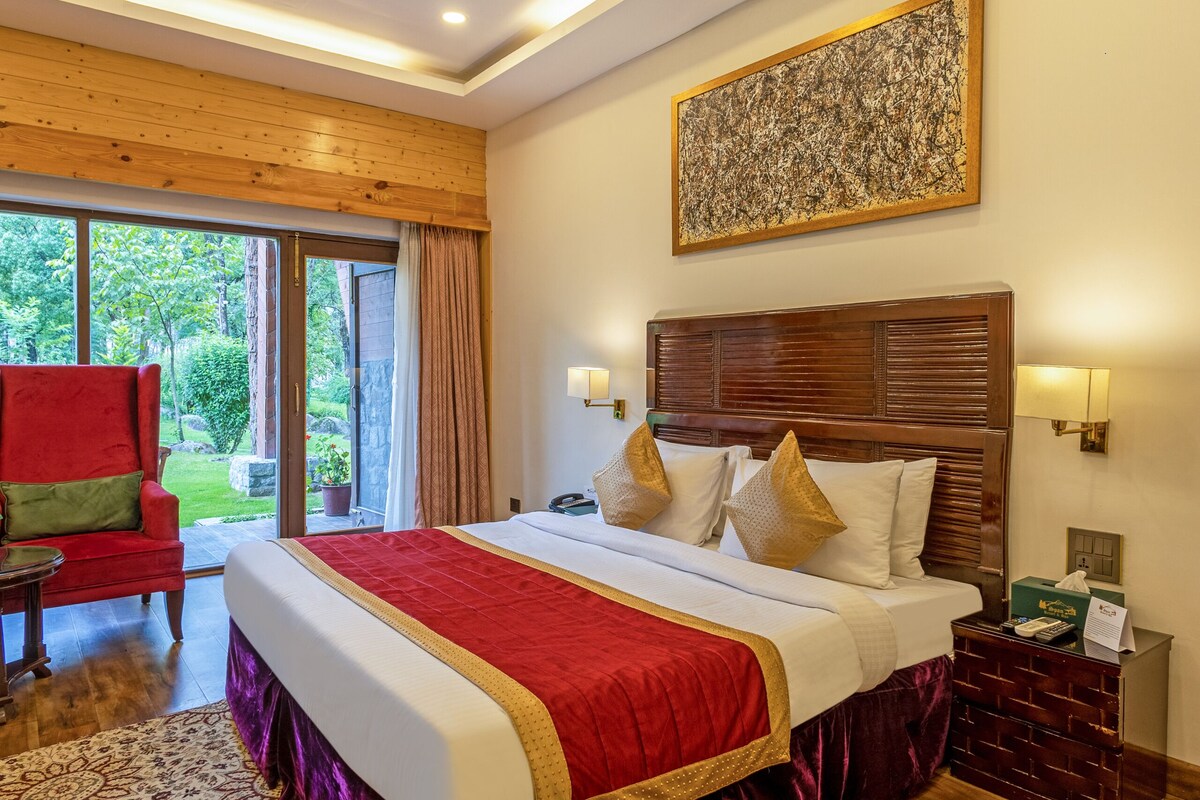 Premier Room With Garden | Premium bedding, minibar, in-room safe, laptop workspace