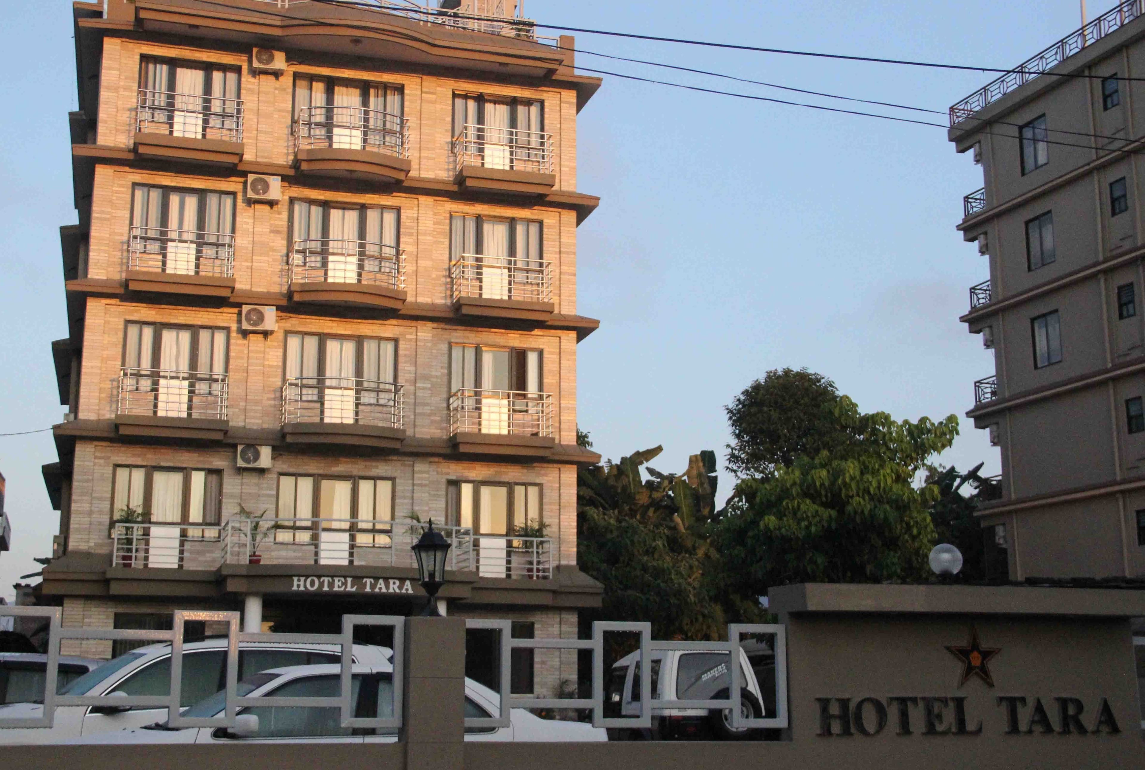 Un hotel de varios pisos con balcones y un letrero que dice "HOTEL TARA".