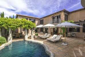 Piscine extérieure, parasols, chaises longues