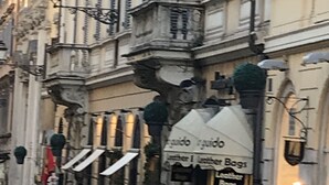 A street scene with a building featuring ornate architectural details and a sign for 'Junta de Guia'. - Relais Sistina (Rome)