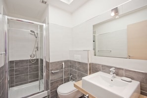Frette Italian sheets, down duvets, free minibar, in-room safe - Relais Sistina (Rome)
