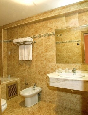 Banheira, secador de cabelo, bidê 