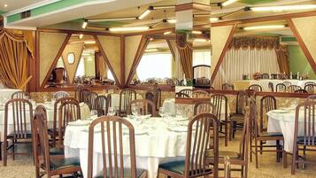 Breakfast, lunch, dinner served; Regional cuisine