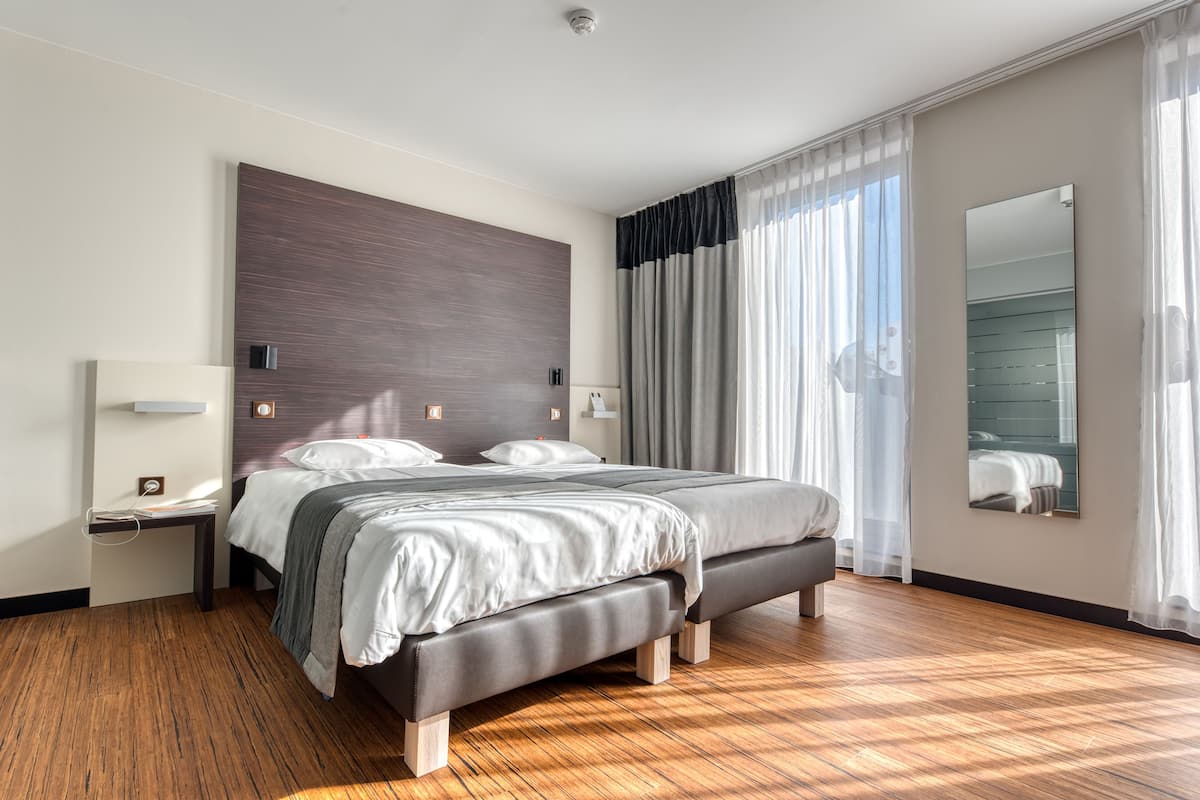 standard twin room | 1 bedroom, minibar, in-room safe, desk