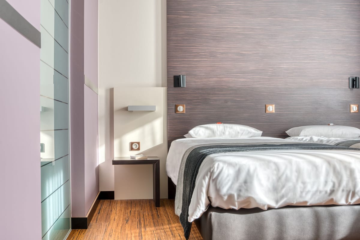 standard double room | 1 bedroom, minibar, in-room safe, desk