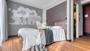 Standaard tweepersoonskamer | Een minibar, een kluis op de kamer, een bureau, geluiddichte muren