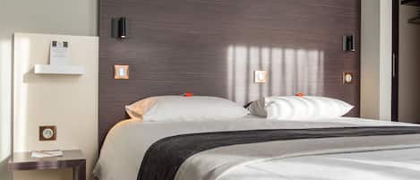 Standard Double Room | Minibar, in-room safe, desk, soundproofing