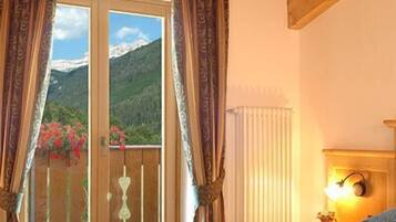 Family Room | Frette Italian sheets, hypo-allergenic bedding, down duvets