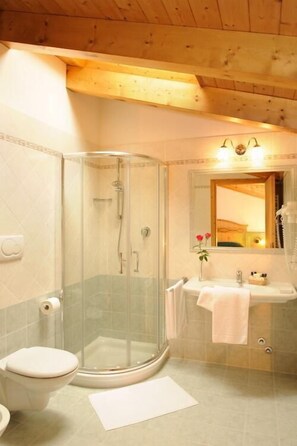 Dutxa, articles de tocador gratuïts, assecador de cabells i bidet 