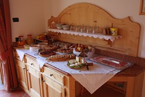 Esmorzar diari d'estil bufet gratuït 